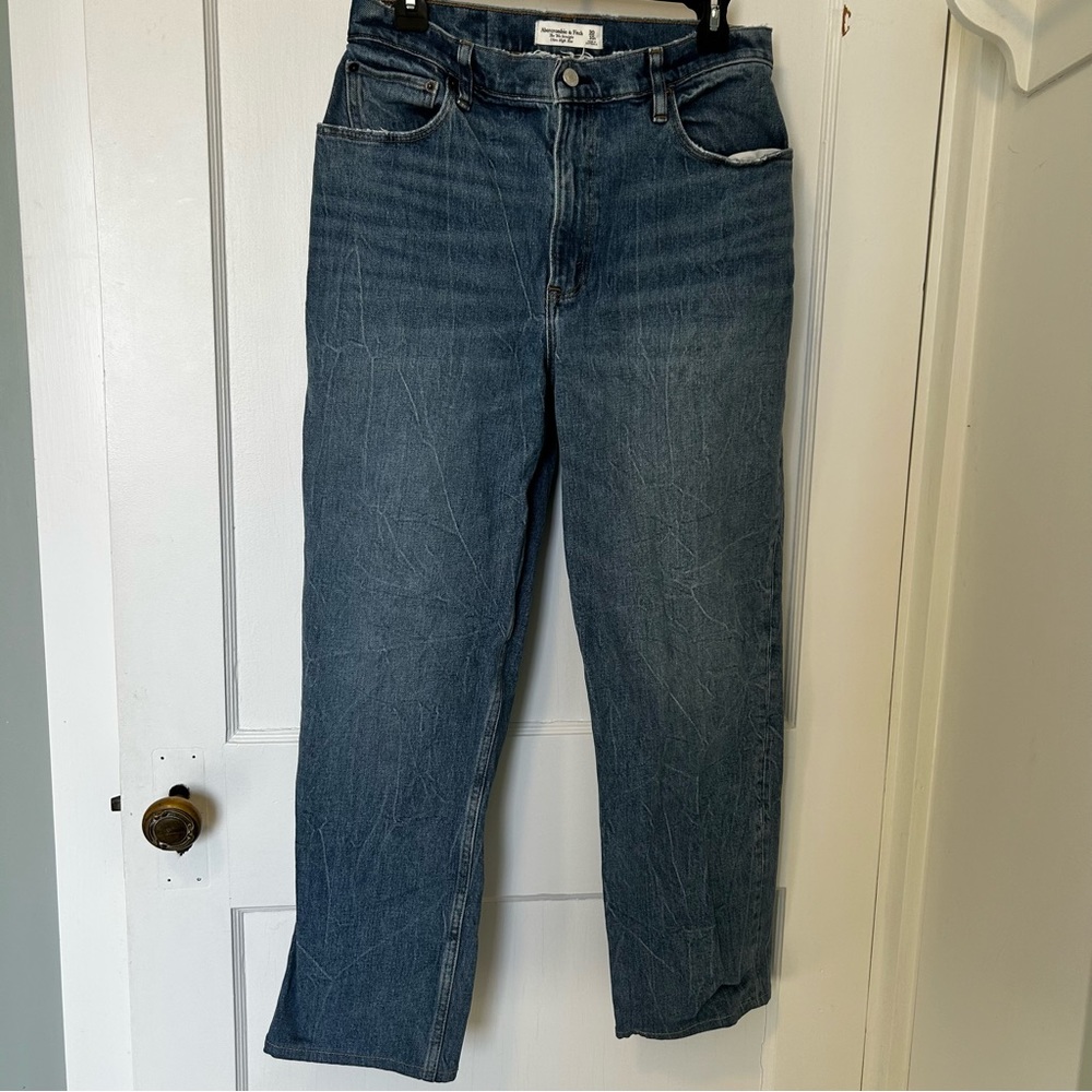 A&F Curve Love 90s Straight Ultra High Rise Jeans, size 30 Short